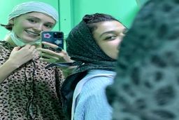 فرشته حسینی با جنجال جدید اومد | حاشیه سازی جدید فرشته حسینی عکس با ژست خوابیده روی زمین جلوی دوربین ها +عکس خبرساز