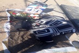 عکس تلخ مادر آرمان در کنار مزار پسرش+عکس