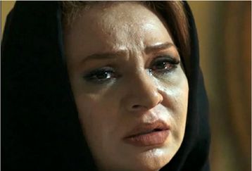 تیپ خفن نسرین مقانلو حتی در عزاداری سر مزار پسرش ! | نسرین مقانلو با شوهر آمریکاییش در بهشت زهرا 