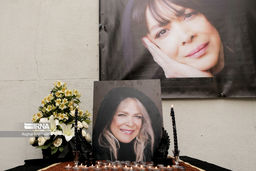 چهره تکیده و ناراحت ستاره اسکندری در مراسم تشییع بیتا فرهی | خانم بازیگر داغون شد + عکس