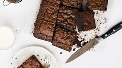 طرفداران کیک شکلاتی بخوانند | این کیک رژیمی را با سه قلم مواد درست کنید