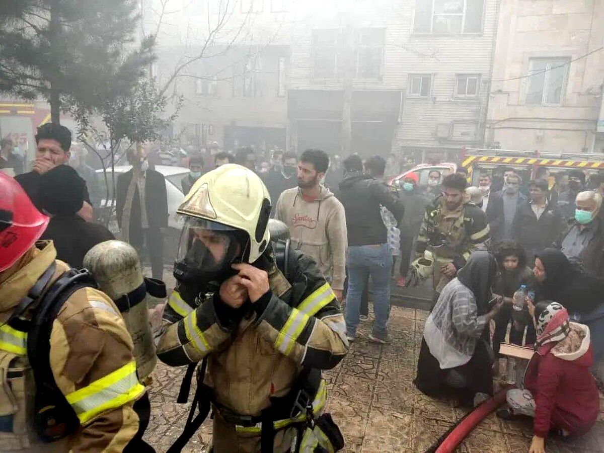 آتش‌سوزی هولناک برج ۱۵ طبقه در تهران | ۱۰۰ نفر نجات یافتند