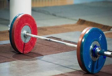 فیلم  عجیب غش کردن یک وزنه بردار در حین نگه‌داری وزنه ! | حال وزنه بردار چطور است ؟