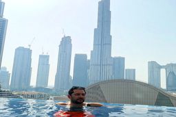 عکس لو رفته از زندگی تجملی بهرام رادان بعد از ازدواج در دبی/ تیپ فوق لاکچری بهرام رادان با ساعت و عینک آفتابی برند معروف +عکس خبرساز