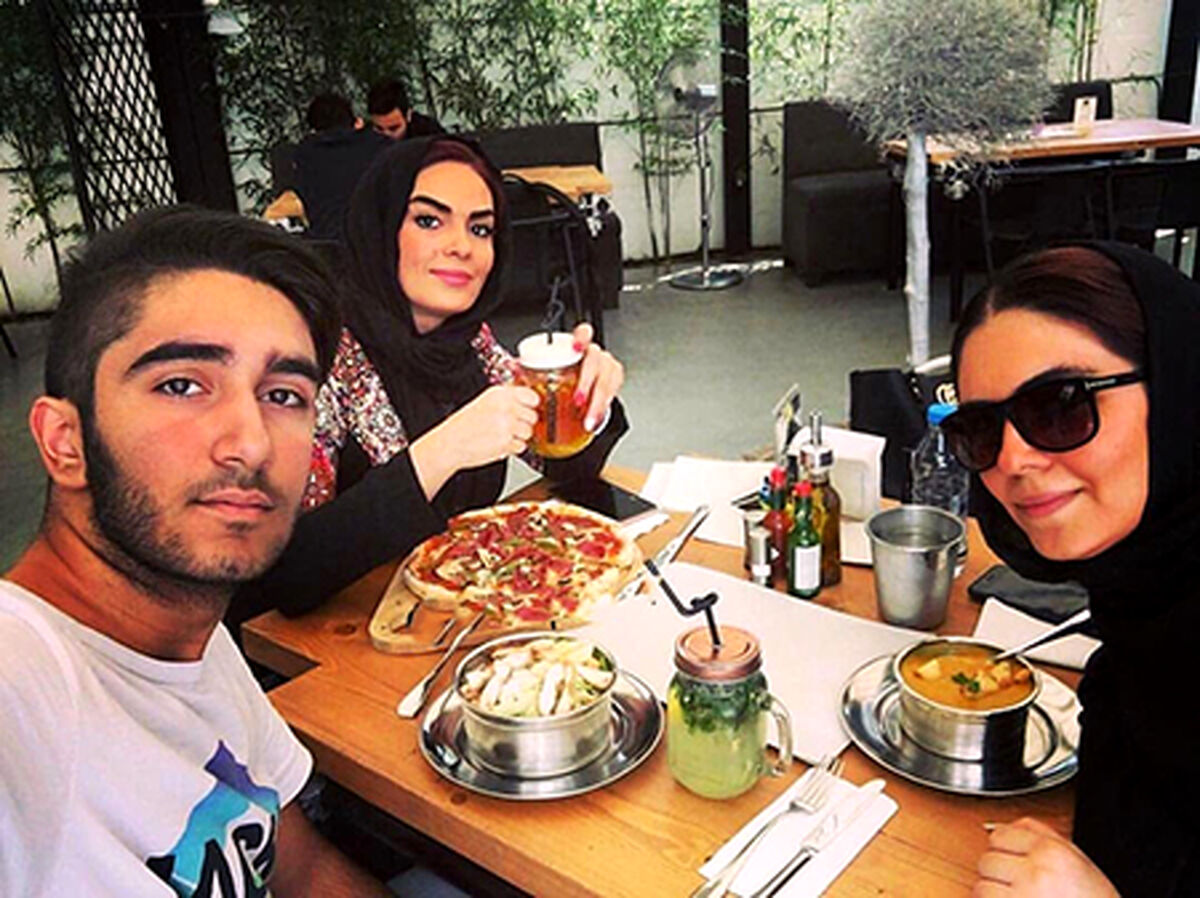 حمله به ماشین سارا خوئینی ها  و شکستن شیشه اش+عکس