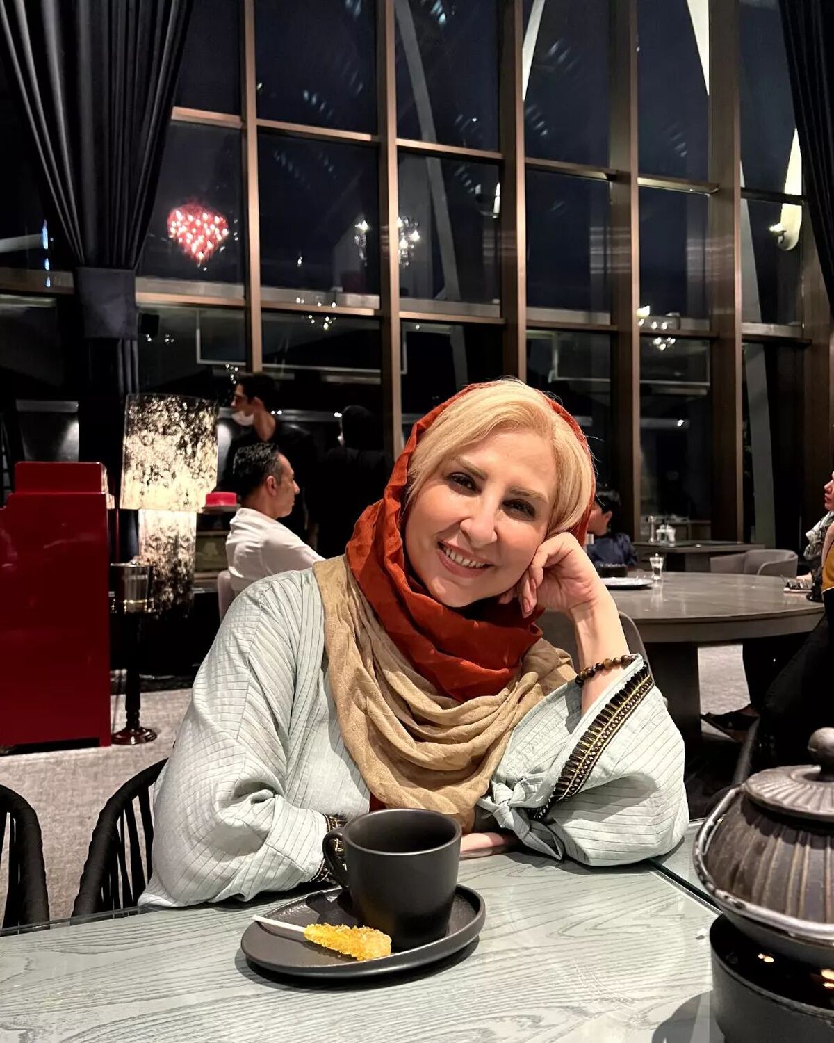 تیپ  چند میلیونی مرجانه گلچین سر مزار خواهرش | عکس عجیب خواهر مرجانه گلچین در قبرستان +عکس