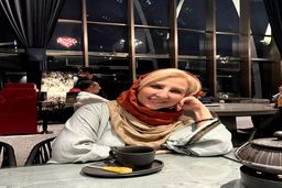 تیپ  چند میلیونی مرجانه گلچین سر مزار خواهرش | عکس عجیب خواهر مرجانه گلچین در قبرستان +عکس