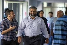 فیلم پژمان جمشیدی در ورزشگاه آزادی لو رفت | پژمان جمشیدی با همسرش به استادیوم  رفته بود؟ +فیلم 