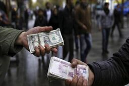 وضعیت عجیب در بازار دلار فردوسی | صف شلوغ سهمیه | همه فروشنده شدند