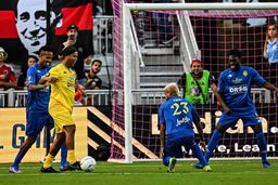 لحظه خنده دار پا به توپ شدن رونالدینیو ! + عکس