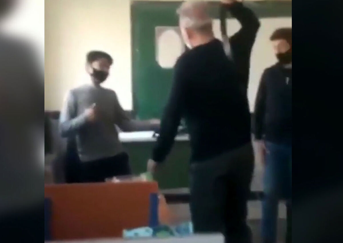 لحظه شلاق خوردن 2 دانش آموز با کمربند معلمشان /در پلدشت اتفاق افتاد!