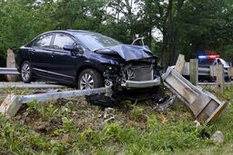 در حادثه برخورد خودرو با اجسام ثابت چه کسی باید خسارات را جبران کند؟