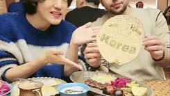 عکس جالب از خواننده معروف کره ای در مشهد | کیم جاى کیست ؟ + عکس