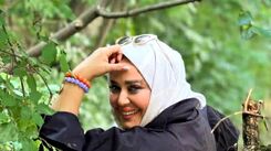 بهاره رهنما یه سطل رنگ صورتی رو لباسش پاشید