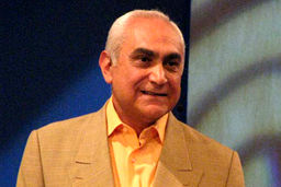 ویدیویی جگر سوز از ظاهر خمیده دوبلور مشهور | ناصر ممدوح الان کجاست ؟ + فیلم