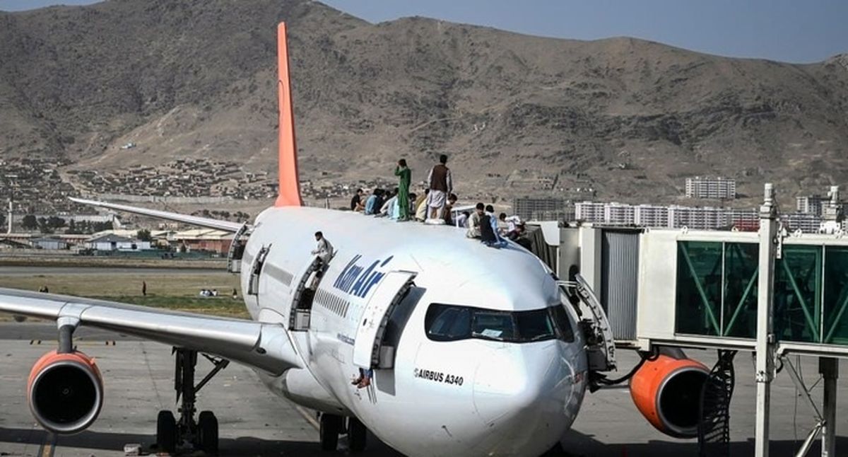 لحظه سقوط مرد افغان/ آخرین سلفی خداحافظی با افغانستان + فیلم لو رفته