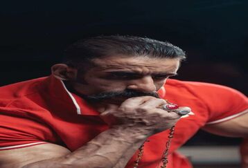 وداع هادی چوپان با پهلوان خلیل عقاب | ژست متفاوت هادی چوپان در مراسم تشییع پهلوان خلیل عقاب + عکس