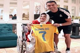 فیلم جالب از لحظه تحویل پیراهن رونالدو به فاطمه حمامی + فیلم