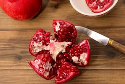 خواص انار که شاید نمی دانستید | انار پرخاصیت‌تر است یا آب انار؟