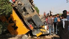 تصویری هولناک از واژگونی جرثقیل در اهواز/ خودرو تیبا پرس شد +عکس