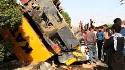 تصویری هولناک از واژگونی جرثقیل در اهواز/ خودرو تیبا پرس شد +عکس