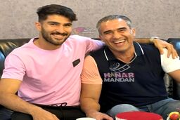 عکس قدیمی عابدزاده با جام طلا در دستش 