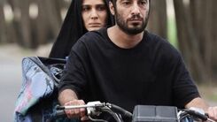 عکس لو رفته از حرکت زشت نوید محمدزاده در حیاط خانه اش | تیپ ناجور نوید محمدزاده با شلوارک!+ عکس حاشیه ساز
