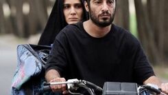 عکس لو رفته از حرکت زشت نوید محمدزاده در حیاط خانه اش | تیپ ناجور نوید محمدزاده با شلوارک!+ عکس حاشیه ساز