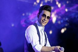 استایل عجیب محسن ابراهیم زاده در کنار یک ماشین خاص | استتار آقای خواننده شگفت زده تان می کند!‌ +‌عکس