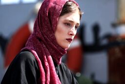 فرشته حسینی بعد از گرفتن جایزه حسابی جو گیر شد!/تیپ زشت خانم بازیگر در خیابانها!+عکس