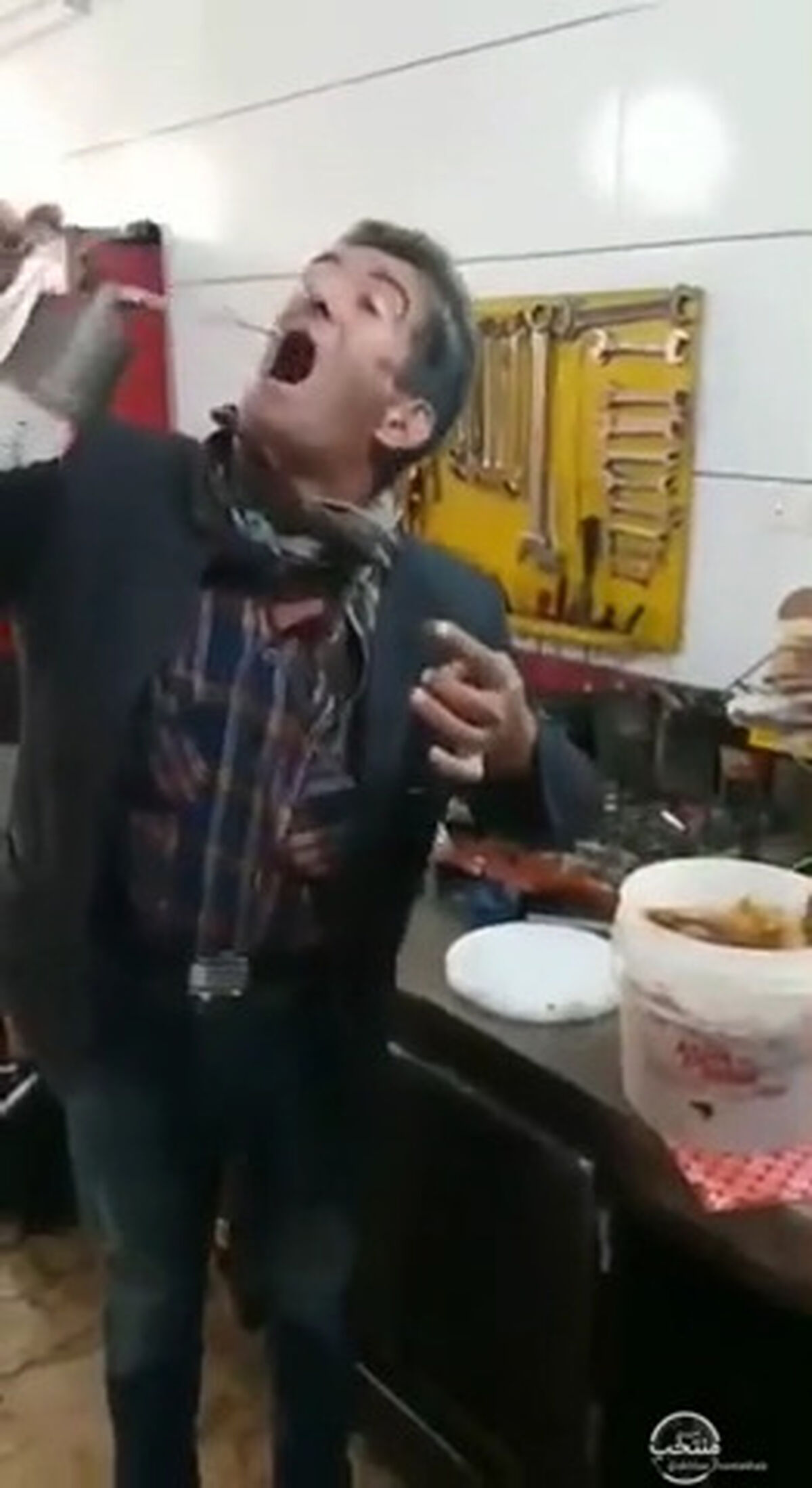 مردی که ۳۵ سال است روغن و گریس می خورد! +فیلم