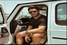 بازگشت پنهانی محمدرضا گلزار با همسرش از سفر در فرودگاه | ببینید محمدرضا گلزار چطوری همسرش را قایم می کنه +فیلم