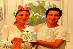خودنمایی نوید محمدزاده و فرشته حسینی در فرش قرمز فستیوال کن|نوید محمد زاده آبرو داری کرد ولی پوشش وحشتناک خانمش دردسرساز شد!+عکس جنجالی