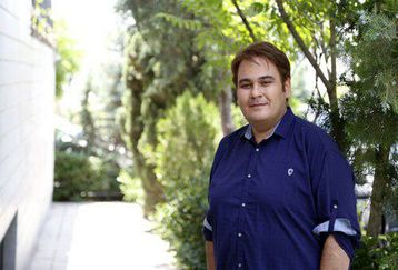 گریه های ناراحت کننده خواهر رضا داوودنژاد | عکس متفاوت از زهرا داوودنژاد در مراسم ختم برادرش +عکس