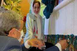 قالی بافی احمدی نژاد در دبی +عکس