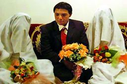 مرد کاشمری در یک روز ۲ دختر را به عقد خود درآورد | این ۲ عروس ایرانی صمیمی‌ترین هووهای جهان شدند! +عکس