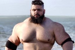 کتک خوردن سجادغریبی (هالک ایرانی!) از حریف قزاقش در رینگ +فیلم