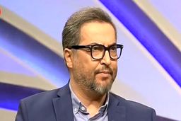 بوسه تلخ مادر مرحوم مهرداد میناوند بر سر مزار پسرش+تصاویر دیده نشده 