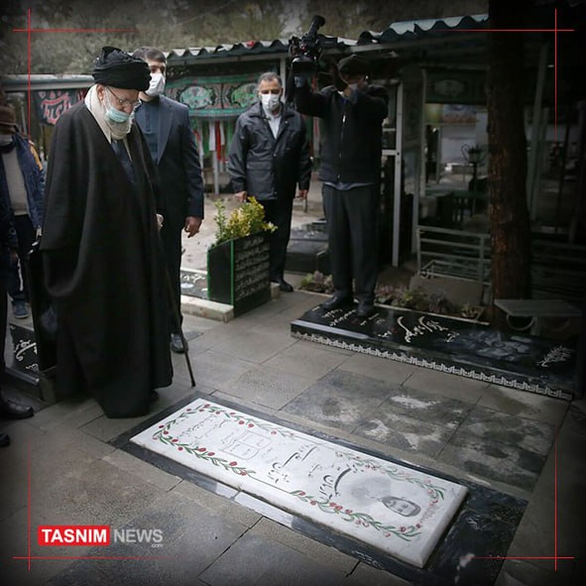 حضور رهبر انقلاب بر مزار شهید «آرمان علی‌وردی» +عکس