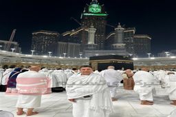 تصویری تازه از امیر قلعه‌نویی در عربستان | امیر قلعه‌نویی در لباس احرام +عکس