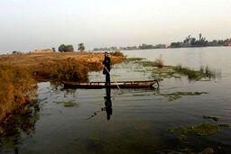 معلم با قایق آمد! +عکس