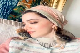 استایل پاییزی متفاوت بهنوش طباطبایی | تغییر چهره عجیب بهنوش طباطبایی در این مدتی که نبود + عکس