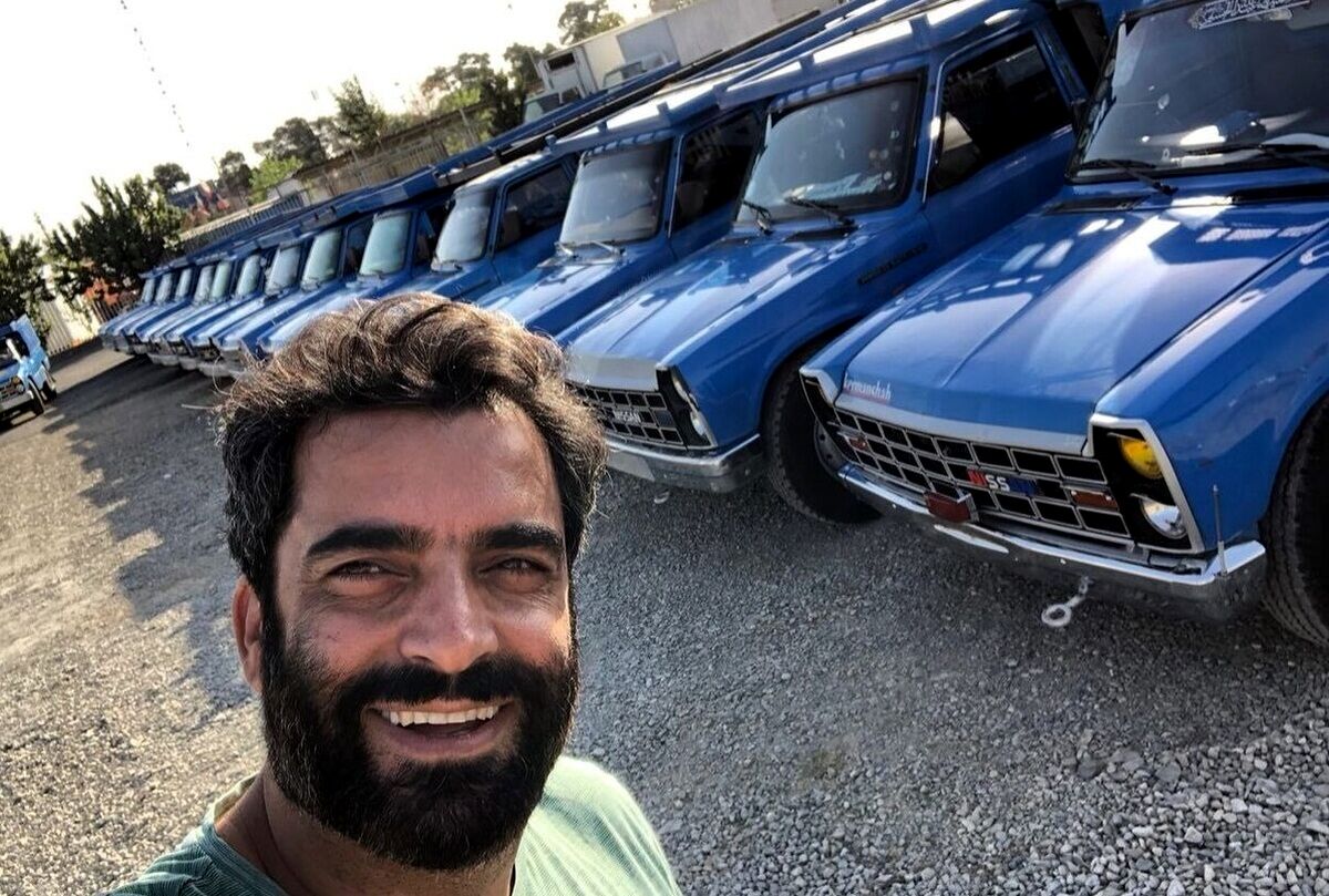دعوای منوچهر هادی و یکتا ناصر به دادگاه کشیده شد | تیپ عجیب و خبرساز منوچهر هادی در دادسرای جنایی +عکس