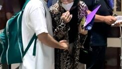 بازیگر معروف بین المللی در فرانسه به استقبال نوید محمدزاده آمد| نوید محمدزاده با تیپ اجق وجق اش آبروی هرچی ایرانیه برد !+عکس جنجالی