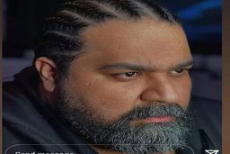 استوری عجیب رضا صادقی در بیمارستان | تصویری دلهره آور از خواننده مشکی پوش همه را نگران کرد