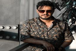 گوشی میلیاردی مالک سریال زخم کاری + تصاویر جالب جواد عزتی 