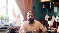 دکوراسیون شلوغ و پلوق اتاق «صابر ابر» شوکه کننده است | عکس عجیب روی دیوار اتاق زندگی صابر ابر را لو داد +عکس