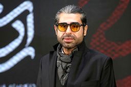 لباس جنجالی امیر نوری | جمله عجیب روی لباس امیر نوری در دیدار با اکبری عبدی + عکس