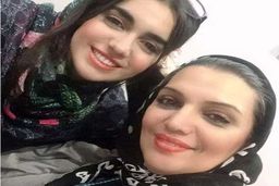 تصویری تلخ از الهام پاوه نژاد زیر تابوت مادرش | مراسم تشیع مادر الهام پاوه نژاد جنجالی شد +عکس 