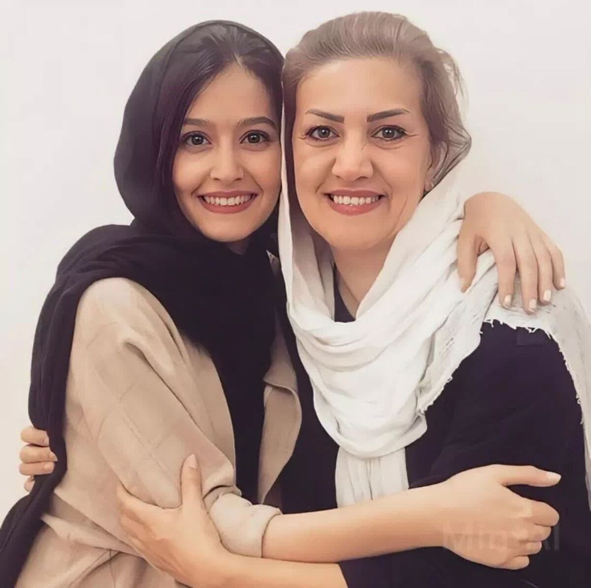 خواستگاری رفتن پردیس احمدیه برای پدرش | پردیس احمدیه چه زن جوونی را برای پدر در نظر گرفته ببینید +فیلم